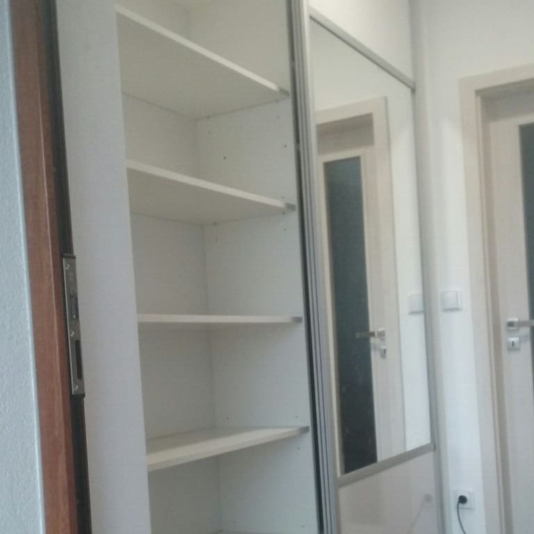 Vestavěná skříň